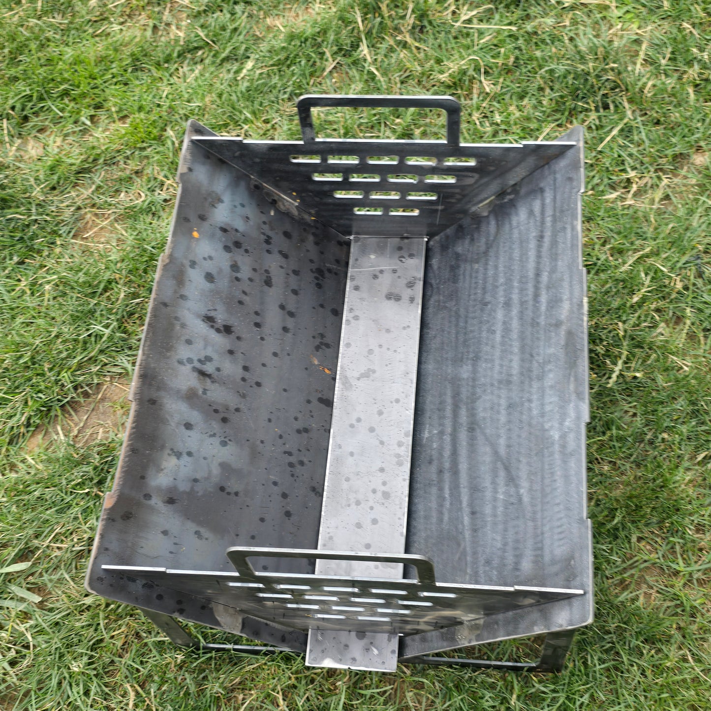 Grătar metalic portabil, tablă 3 mm, 500x400 mm – robust și compact pentru camping și picnic