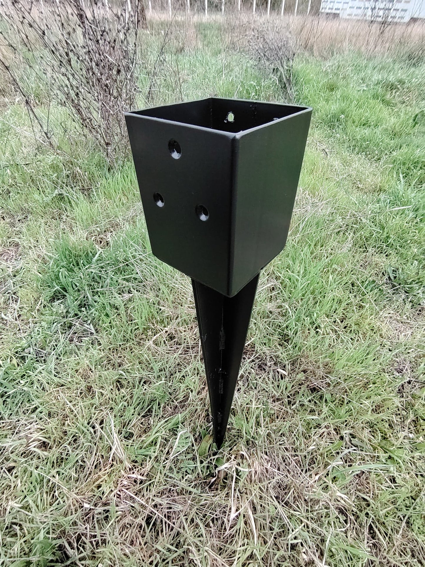 Suport pentru stâlp de lemn tip țăruș pentru constructie pergole