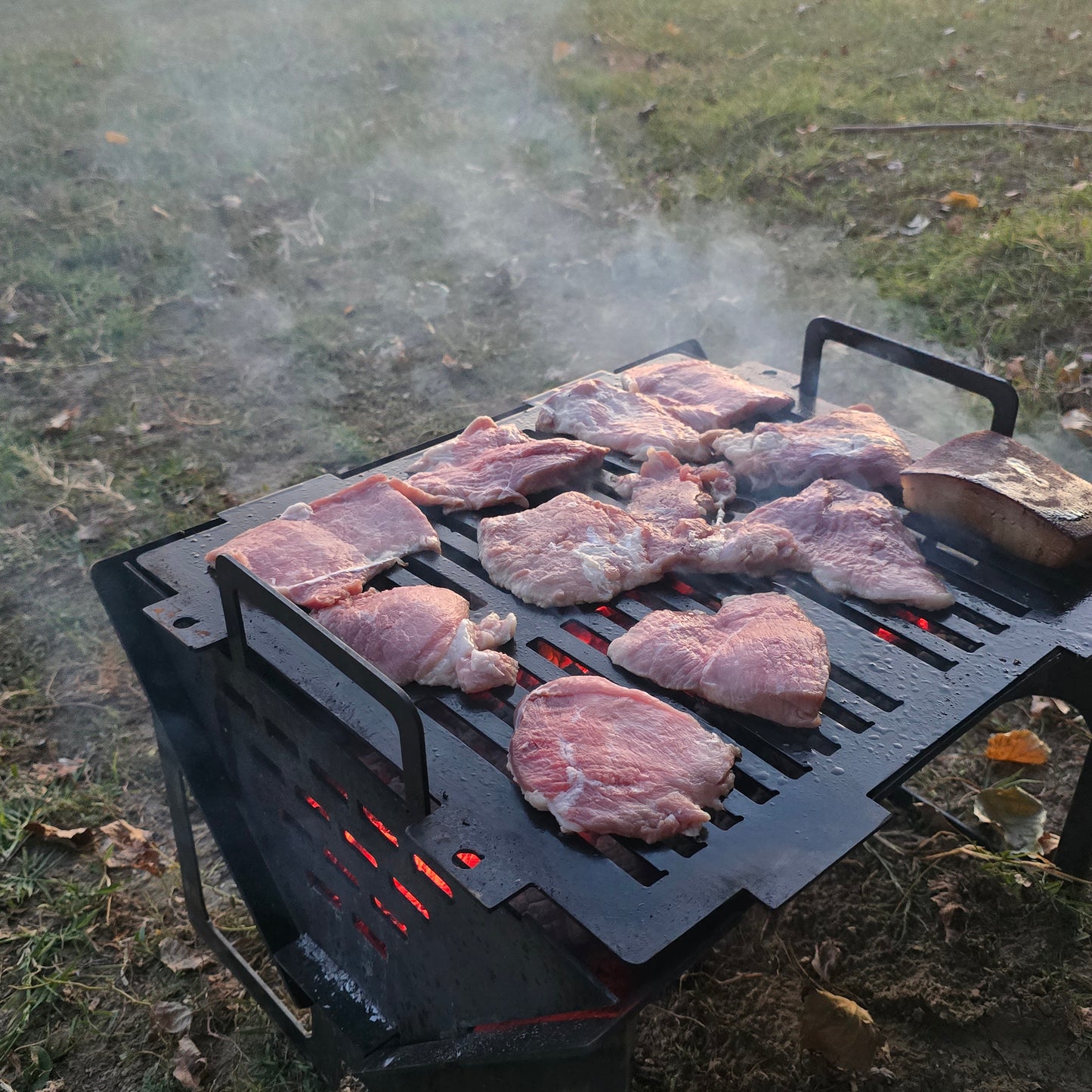 Grătar metalic portabil, tablă 3 mm, 500x400 mm – robust și compact pentru camping și picnic