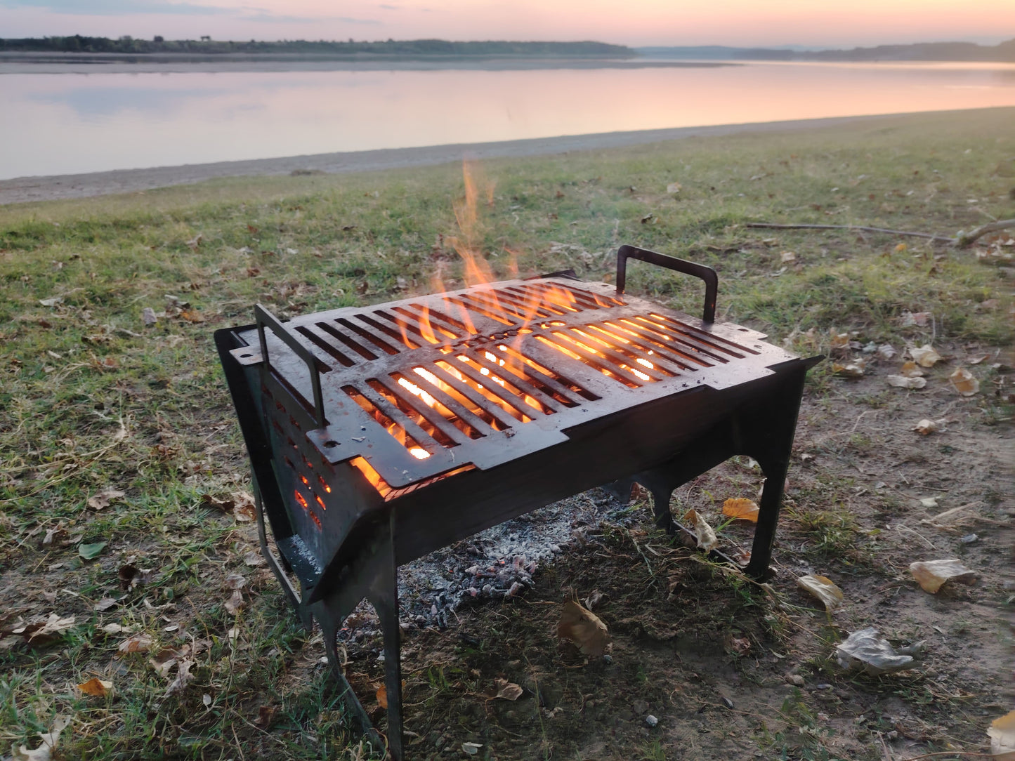 Grătar metalic portabil, tablă 3 mm, 500x400 mm – robust și compact pentru camping și picnic