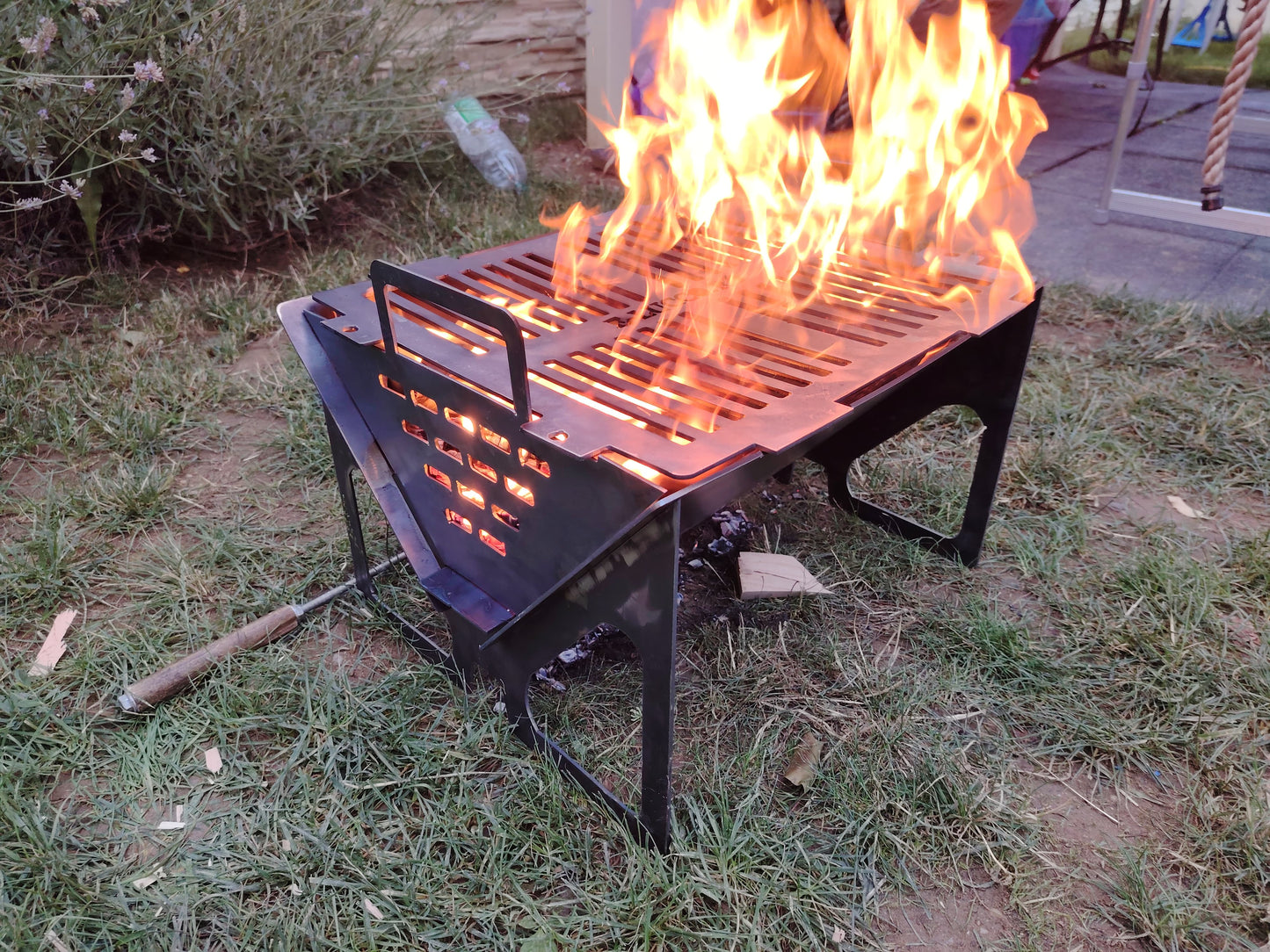 Grătar metalic portabil, tablă 3 mm, 500x400 mm – robust și compact pentru camping și picnic