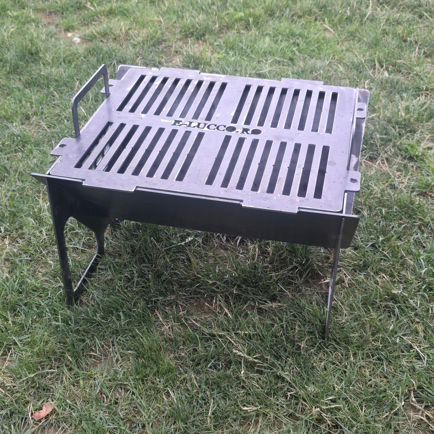Grătar metalic portabil, tablă 3 mm, 500x400 mm – robust și compact pentru camping și picnic