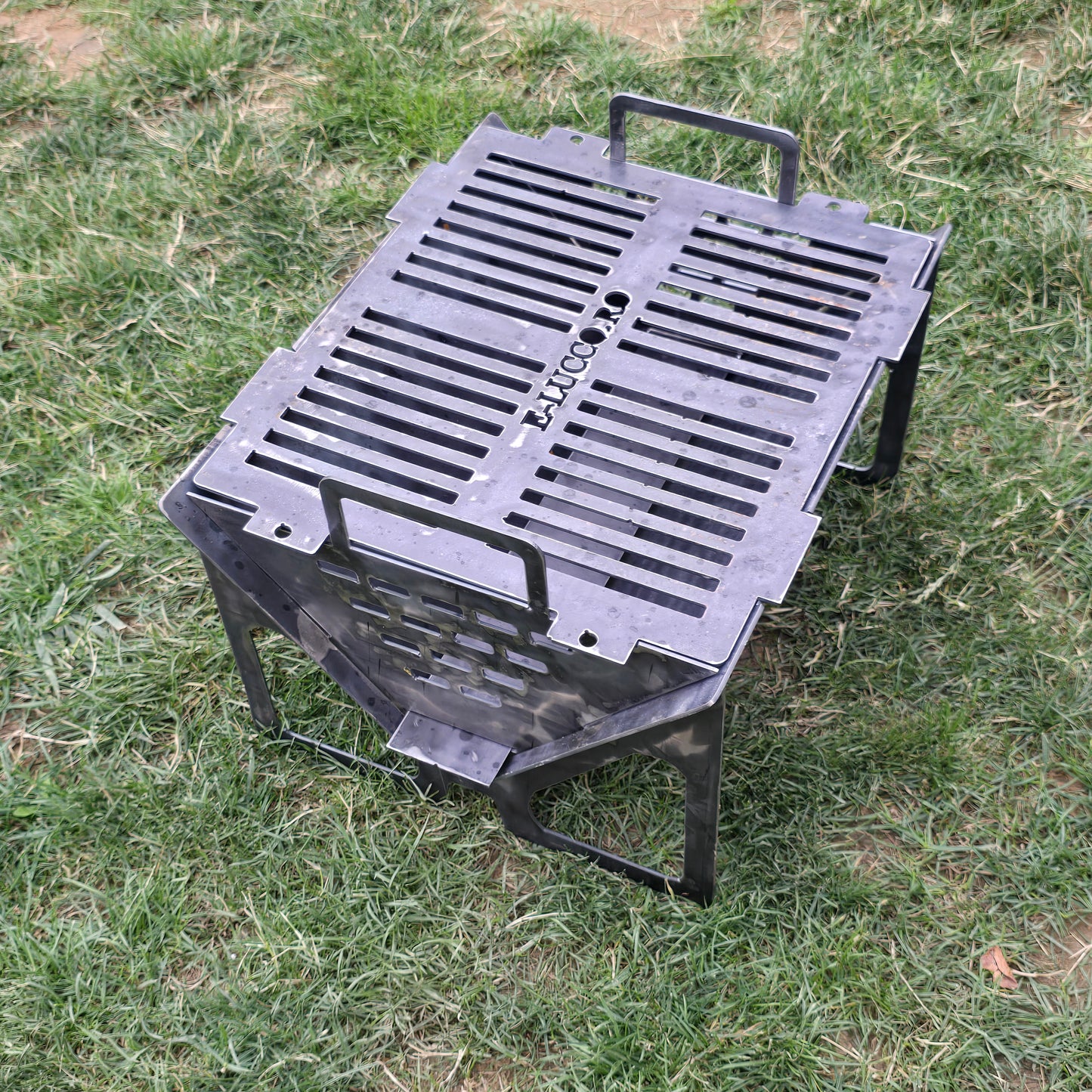 Grătar metalic portabil, tablă 3 mm, 500x400 mm – robust și compact pentru camping și picnic